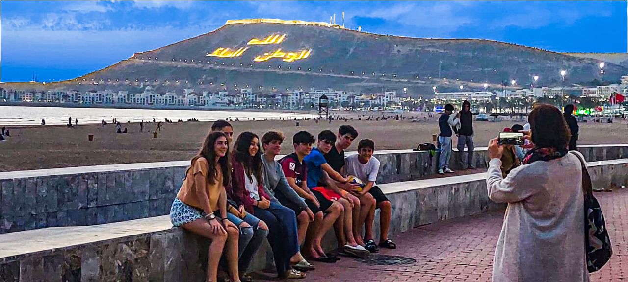 Vista panorámica de la playa y marina de Agadir con arena dorada y océano azul